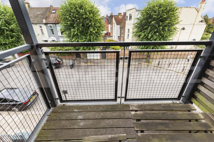 Modern & stylish 2 bedroom property located close to a Piccadilly Line Dunbar Road, Wood Green 